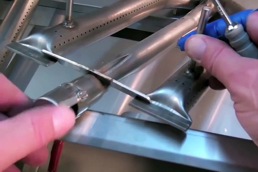 adjusting gas grill burners