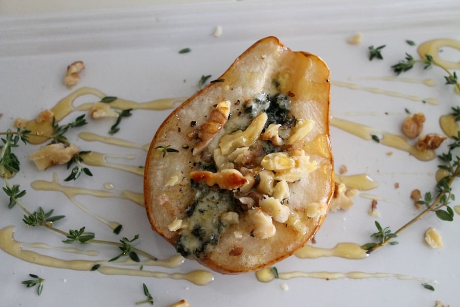 grilled pears with blue cheese